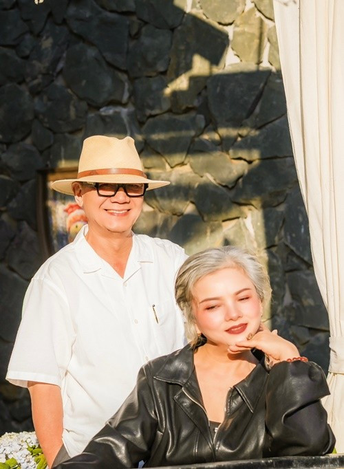 Thu Quế kết hôn với nghệ sĩ Phạm Cường vào năm 1995. Cô chia sẻ trên Dân Việt, vợ chồng cô đều làm nghệ thuật nên dễ chia sẻ, thấu hiểu và đồng cảm cho nhau về công việc.