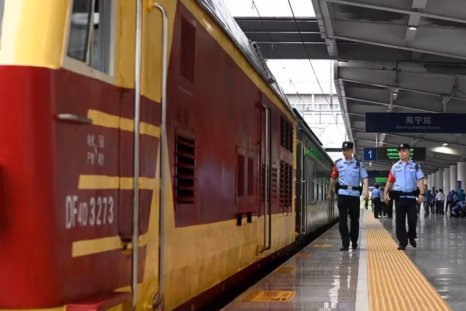 Nhân viên đường sắt Trung Quốc kiểm tra đường ray trước khi đón khách trở lại, tháng 5/2025. Ảnh: Xinhua.