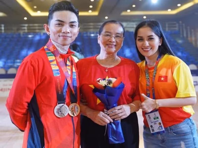 "Ngày tôi vào Nam lập nghiệp 2009, mẹ quyết định rời bỏ ngôi nhà thân thương ở Hà Nội để vào chăm sóc tôi. Thăng trầm của tôi là bao nước mắt của mẹ chịu đựng cùng con gái", Khánh Thi chia sẻ về mẹ ruột. Ảnh: Thương Hiệu Pháp Luật.