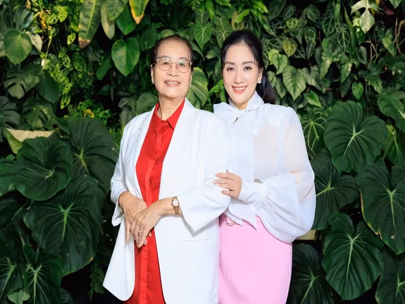 Khánh Thi tiết lộ vẫn được mẹ ruột chiều chuộng. "Con 43 tuổi rồi mà đến quả vải mẹ cũng bóc cho ăn. Mẹ lúc nào cũng coi con còn bé. Con rất sung sướng vì tuổi này vẫn được mẹ chiều như lúc còn bé", Khánh Thi trải lòng. Ảnh: FB Khánh Thi.