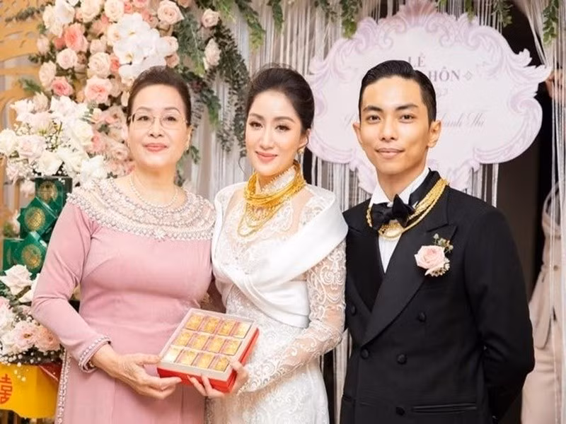 Ngày lên xe hoa, Khánh Thi được mẹ ruột tặng vàng làm của hồi môn. Ảnh: Vietnamnet.