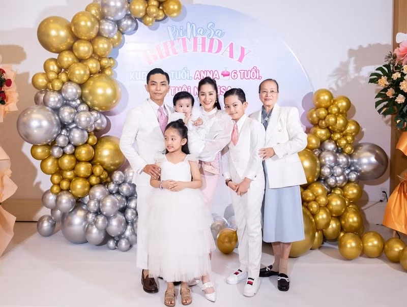 Mẹ ruột Khánh Thi thường xuyên có mặt trong các buổi tiệc sinh nhật của các nhóc tì nhà Khánh Thi - Phan Hiển. Ảnh: FB Khánh Thi.