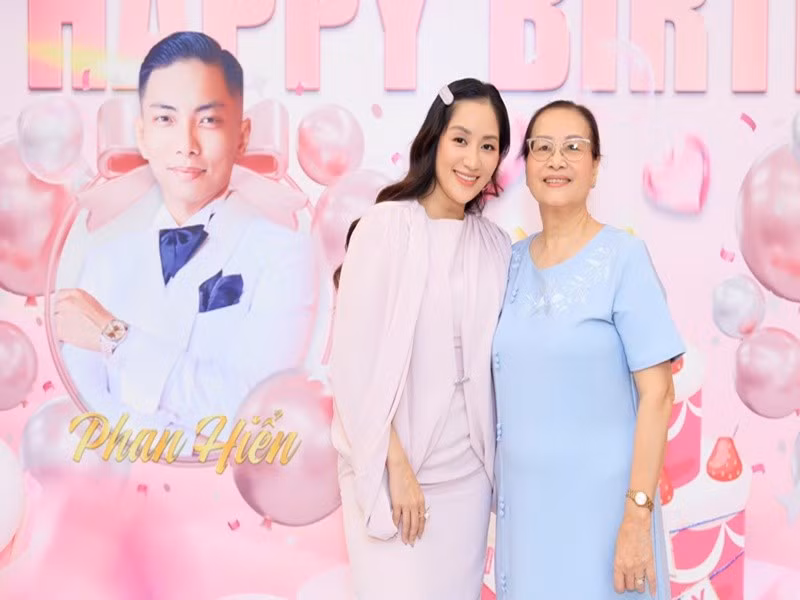 Trên trang cá nhân, Khánh Thi dành lời chúc mừng sinh nhật đến mẹ ruột - bà Đông. "Chúc mừng sinh nhật mẹ. Nay mẹ 76 tuổi, con mong mẹ luôn nhiều sức khỏe, luôn yêu đời và thư thái hạnh phúc bên con cháu. Tuổi này rồi mà vẫn cứ bận rộn lo này lo kia, phải bận rộn bà mới vui. Điều con mong nhất là mẹ cứ yên tâm, cái gì con cũng lo được cho mẹ", Khánh Thi viết. Ảnh: FB Khánh Thi.