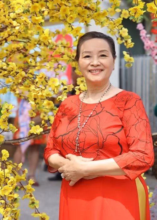 Bà Đông diện áo dài khoe vẻ đẹp nền nã. Ảnh: Nhịp Sống Việt.