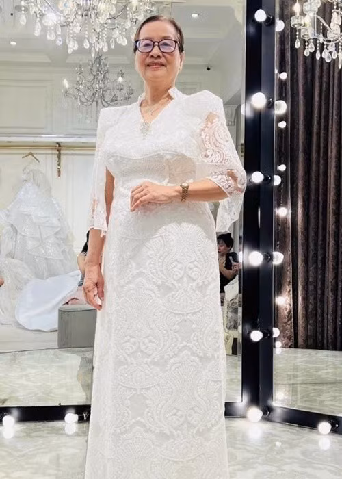 Khánh Thi cho biết, đấng sinh thành lo cho cô từ bữa ăn đến tinh thần. Ảnh: Thương Hiệu Pháp Luật.