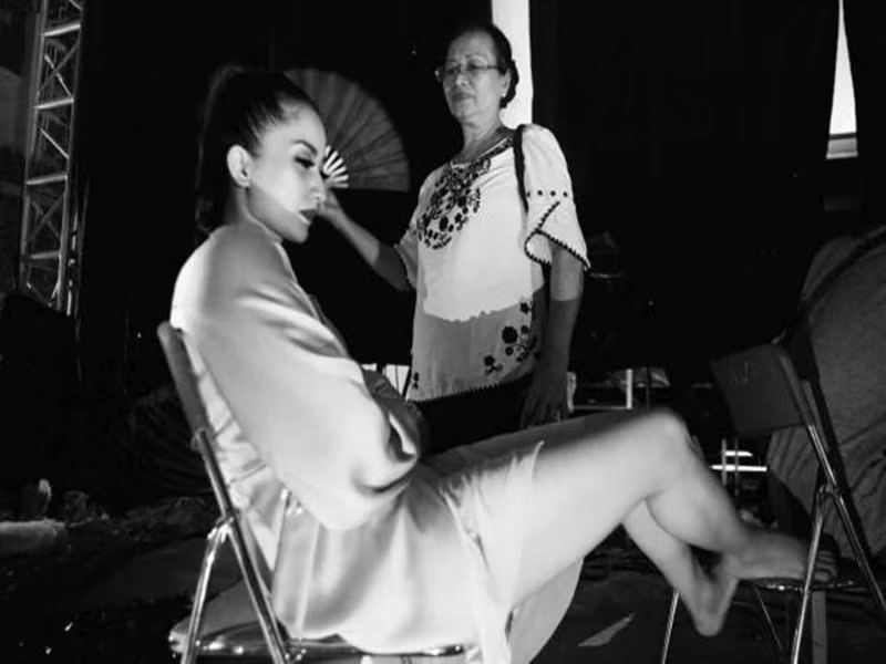 Mẹ ruột là hậu phương vững chắc để Khánh Thi phát triển sự nghiệp. Ảnh: Thương Hiệu Pháp Luật.