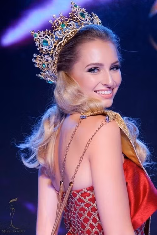 Claire Elizabeth Parker vốn là Á hậu 1 Hoa hậu Hòa bình Quốc tế 2015. Cô được “đôn lên” làm hoa hậu khi Hoa hậu Hòa bình Quốc tế 2015 - Anea Garcia bị tước vương miện. Ảnh: Saostar.