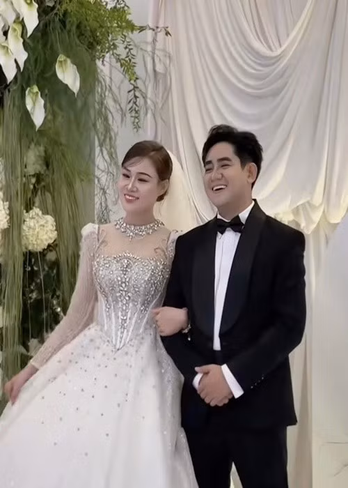 Đám cưới của ca sĩ Đinh Kiến Phong và người mẫu Linh Lan diễn ra vào ngày 8/10. Ảnh: Znews.