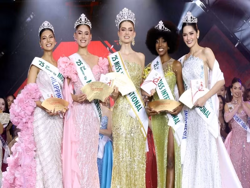 Trong chung kết Miss International 2025, đại diện Colombia (giữa) đăng quang ngôi vị cao nhất. Các mỹ nhân đến từ: Zimbabwe, Bolivia, Indonesia và Philippines đoạt á hậu. Ảnh: Miss International.