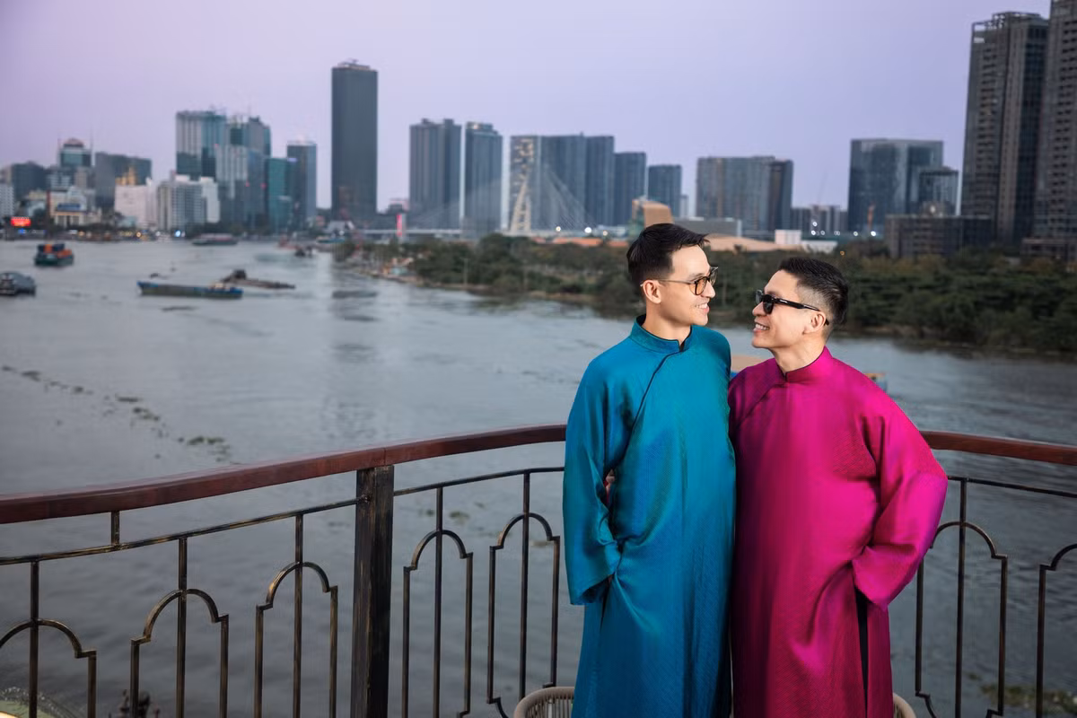 Trong những dịp mang tính cá nhân như sinh nhật hay kỷ niệm ngày cưới, cặp đôi thường dành cho nhau những hành động giản dị nhưng ấm áp. Sơn Đoàn vào bếp nấu ăn, mời bạn bè thân thiết cùng chung vui, còn vào mỗi dịp kỷ niệm, cả hai đều duy trì thói quen mua hoa tặng nhau như một cách giữ lửa hạnh phúc.