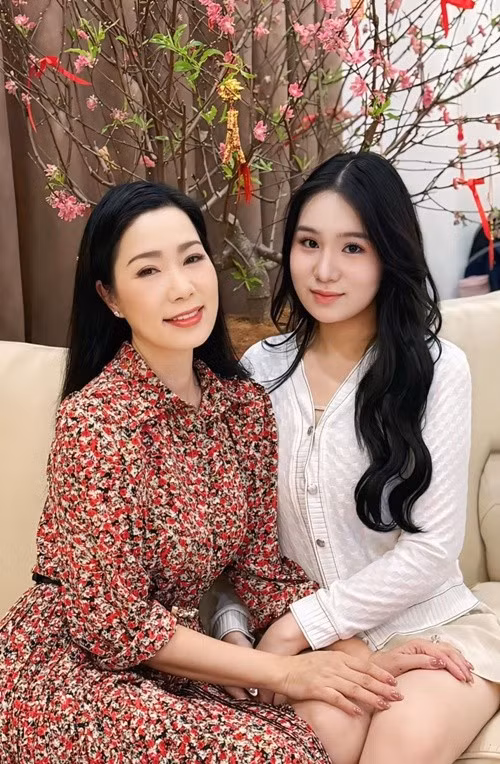 Năm 2024, con gái đầu lòng của Trịnh Kim Chi khởi nghiệp kinh doanh. Chia sẻ trên Người Lao Động, Trịnh Kim Chi cho biết, cô ủng hộ mọi quyết định của con và đặc biệt hạnh phúc khi con không theo nghệ thuật. “Tôi không muốn nhìn thấy con mình phải trải qua giai đoạn khổ sở vất vả như tôi đã từng trải qua", Trịnh Kim Chi cho hay. Ảnh: FB Trịnh Kim Chi.