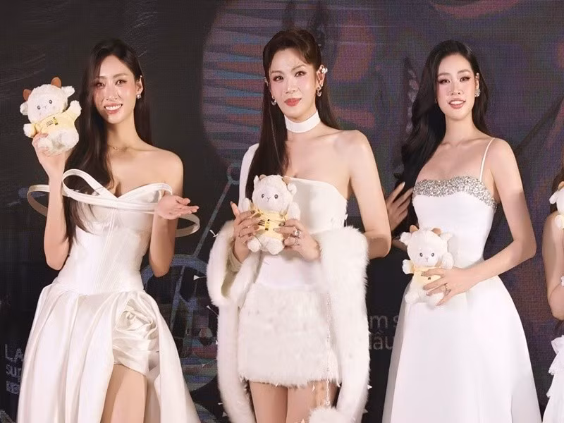 Tại sự kiện, Luna Đào đọ sắc 2 hoa hậu Lương Thuỳ Linh (ngoài cùng bên trái) và Khánh Vân. Ảnh: FB Luna Đào.