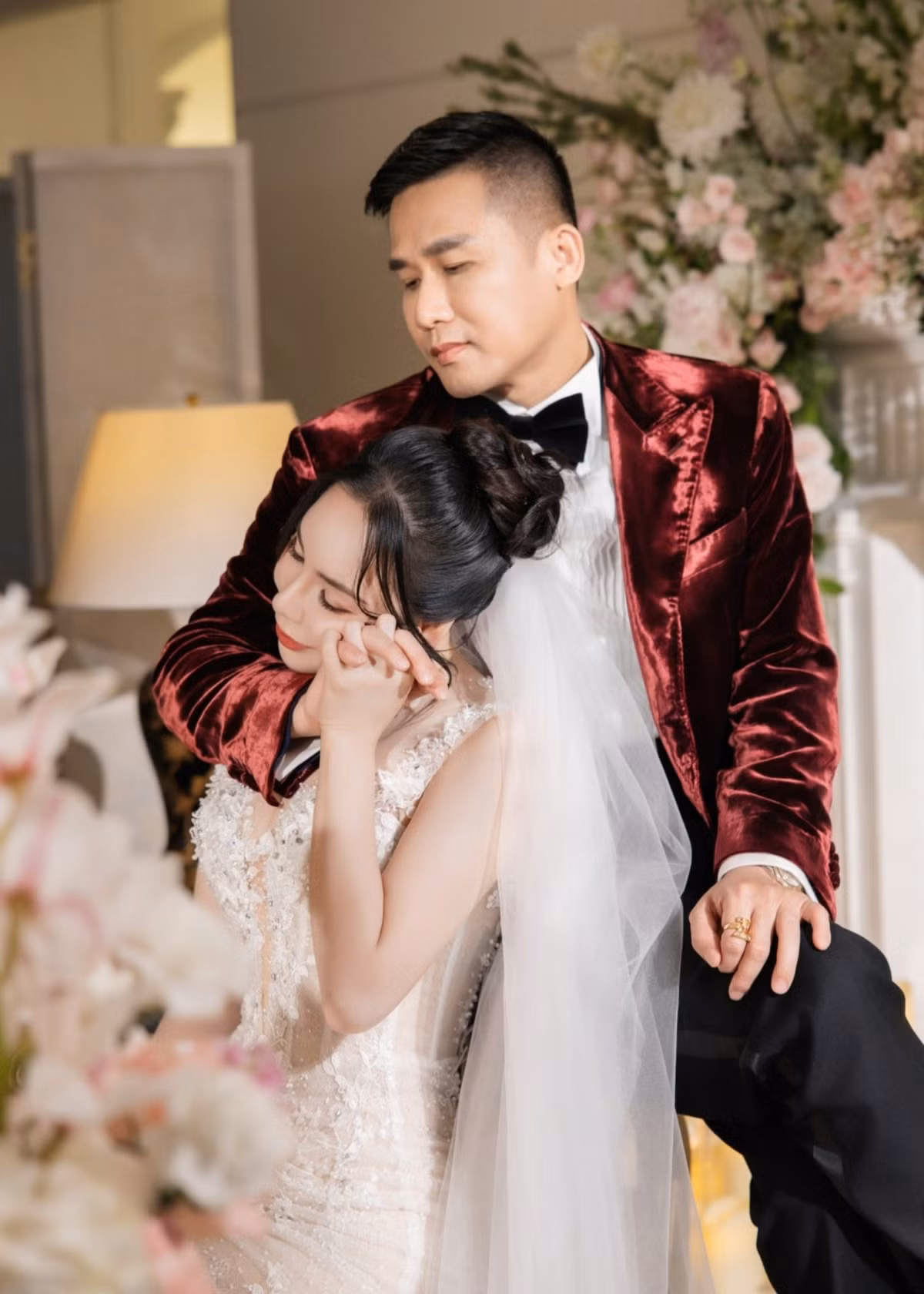 Doanh nhân Hoàng Công Thành và Hồ Quỳnh Hương có 9 năm bên nhau, từ bạn bè, đối tác thành người yêu, vợ chồng. Ảnh: FB Hồ Quỳnh Hương.