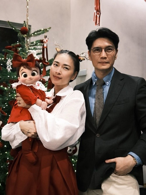 Ngô Thanh Vân chú trọng cân bằng giữa việc chăm sóc con và chăm sóc bản thân, từ ăn uống, nghỉ ngơi đến duy trì tinh thần thoải mái. Sự đồng hành, sẻ chia của chồng cũng giúp nữ diễn viên có thêm điểm tựa vững vàng trong hành trình làm mẹ. Ảnh: FB Huy Trần.