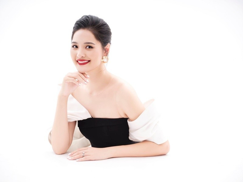 Ở tuổi 39, Hoa hậu Hương Giang được nhận xét ngày càng mặn mà, đằm thắm. Sự viên mãn trong cuộc sống gia đình dường như góp phần tạo nên thần sắc rạng rỡ của cô ở thời điểm hiện tại.