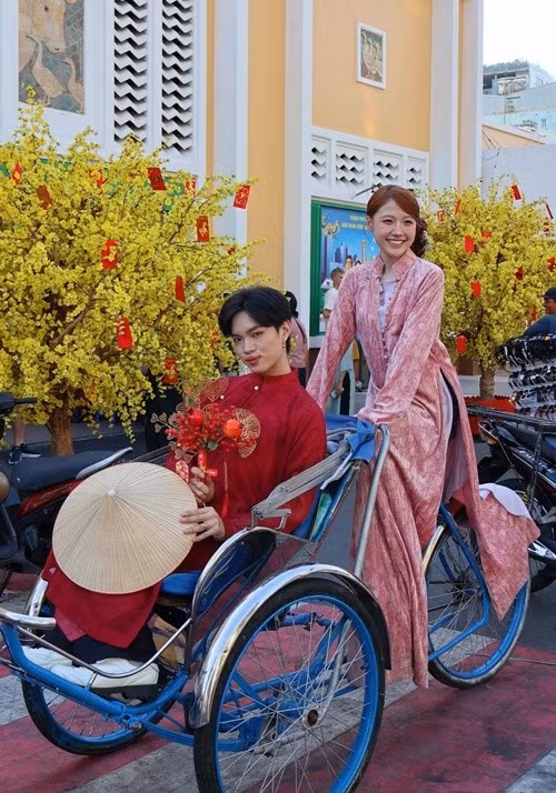 Xuống phố du xuân sớm, Pháp Kiều diện áo dài đỏ trầm, ngồi trên xích lô, tay cầm nón tạo điểm nhấn hoài niệm giữa không gian ngày xuân. Uyển Ân lựa chọn áo dài hồng phấn mềm mại, họa tiết nhẹ nhàng, tôn vẻ nữ tính, dịu dàng. Ảnh: FB Pháp Kiều.