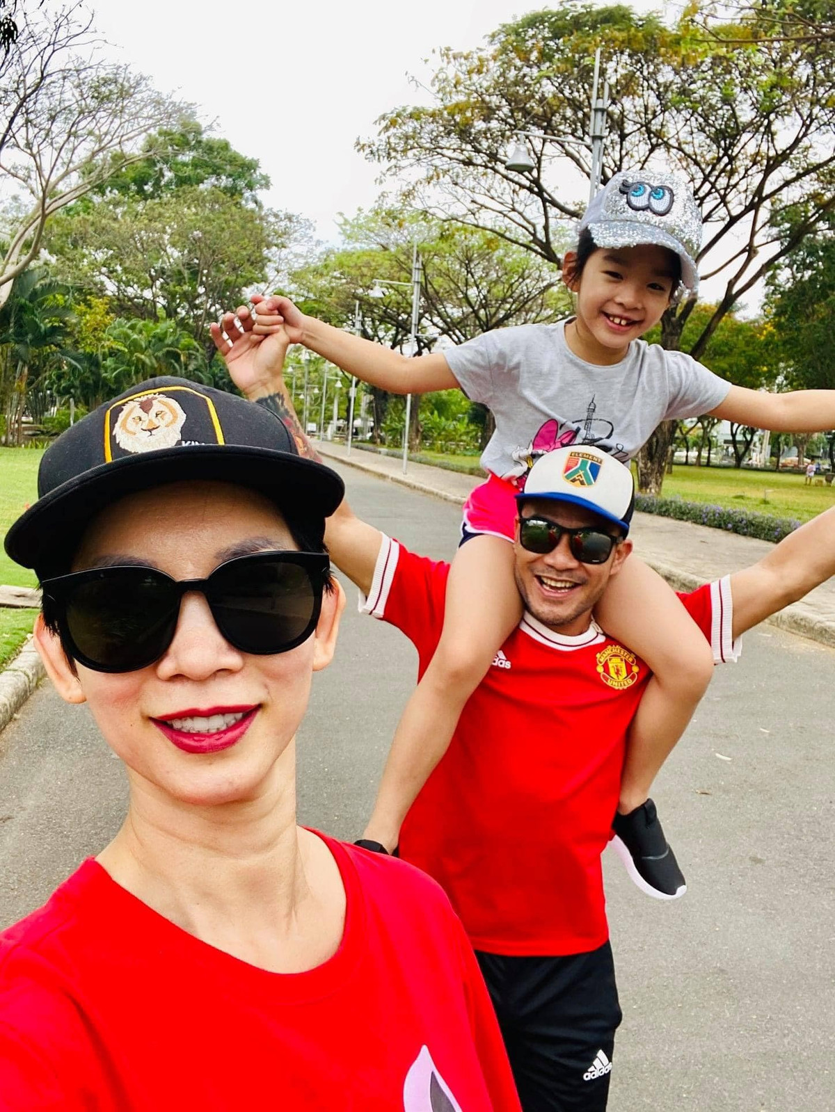 Đạo diễn Ngọc Lâm cưng chiều bé Thỏ - con gái riêng của Xuân Lan như con ruột. Theo Người Lao Động, bé Thỏ đóng phim Cái giá của hạnh phúc và Cưới vợ cho cha do vợ chồng Xuân Lan thực hiện. Ảnh: FB Ngọc Lâm.