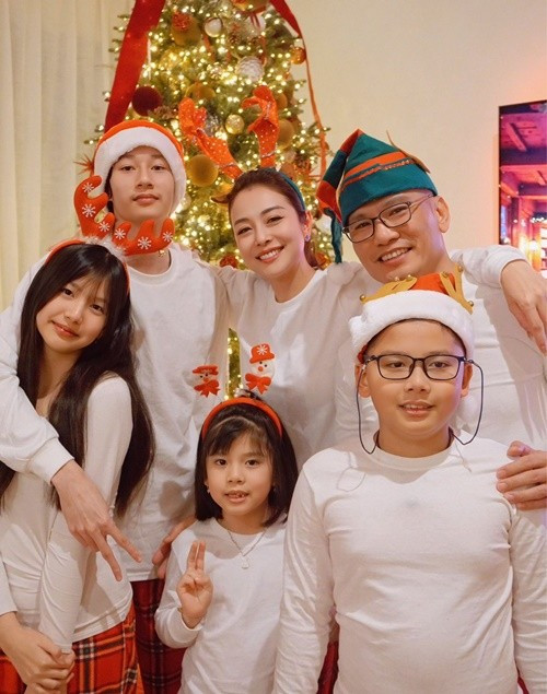 Dịp Giáng sinh 2025, gia đình Hoa hậu Jennifer Phạm quây quần bên nhau. Các thành viên diện đồ đôi, chụp ảnh kỷ niệm bên cây thông tại nhà.