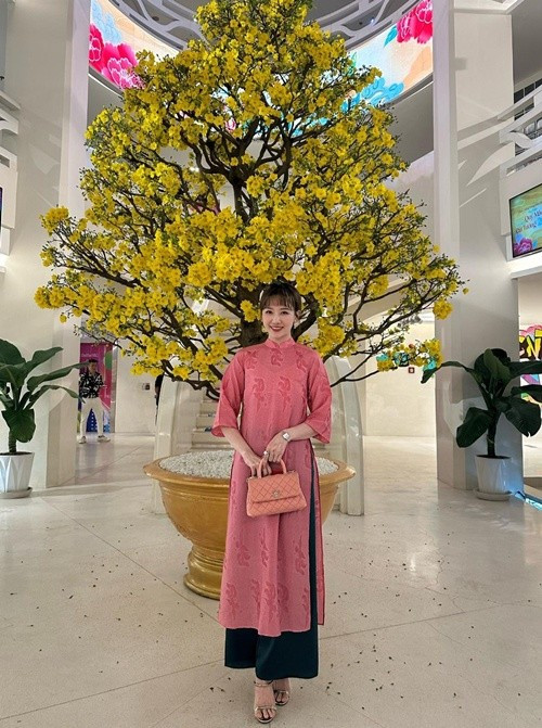 Hari Won có bố là người Việt, mẹ là người Hàn Quốc. Trong cuộc phỏng vấn với Vietnamnet, nữ ca sĩ tiết lộ, lần đầu tiên cô ăn Tết ở Việt Nam là năm 1995. Ảnh: FB Hari Won.