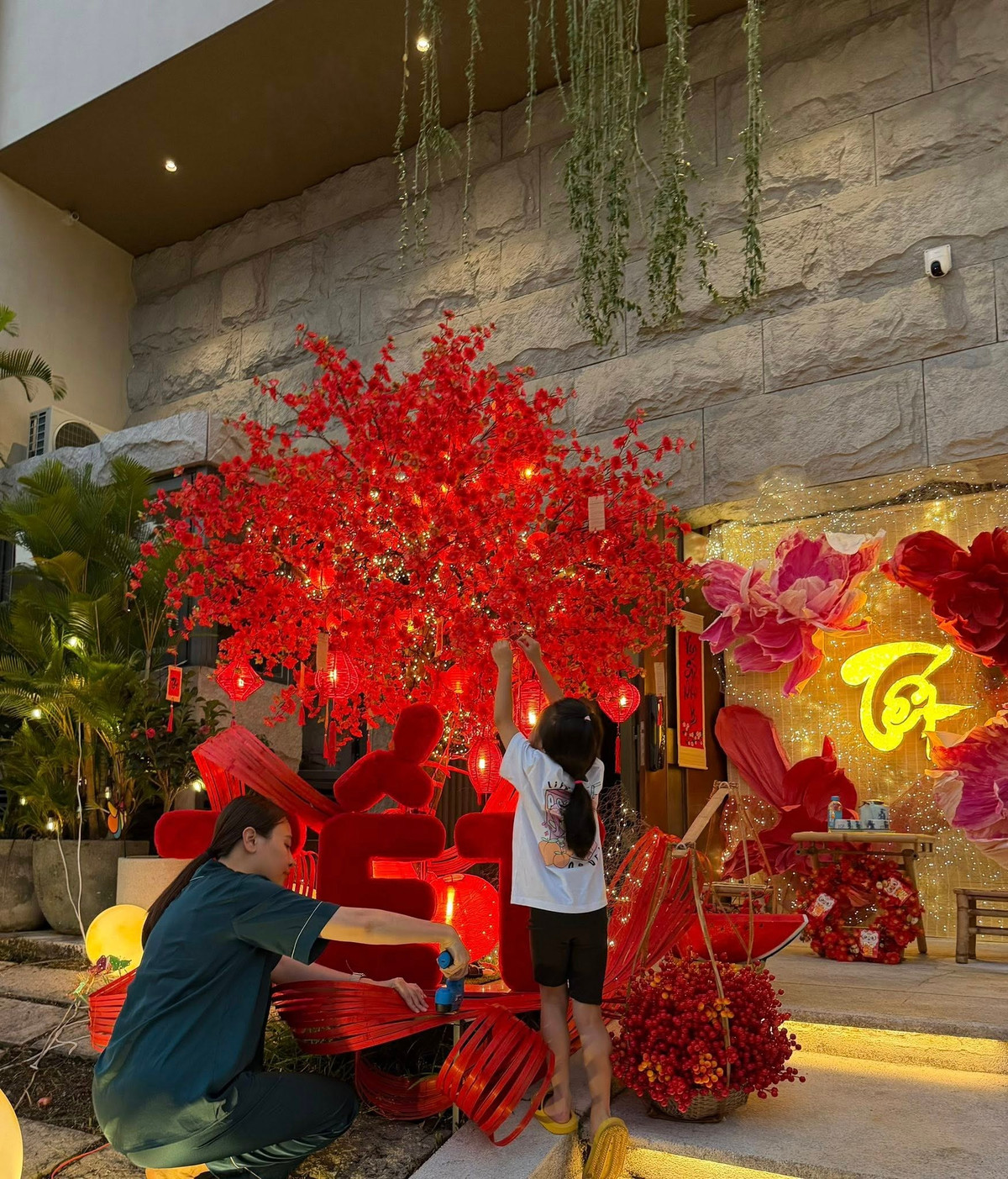 Trên trang cá nhân, Đàm Thu Trang đăng tải hình ảnh con gái Suchin phụ giúp trang trí biệt thự đón Tết. Ảnh: FB Đàm Thu Trang.