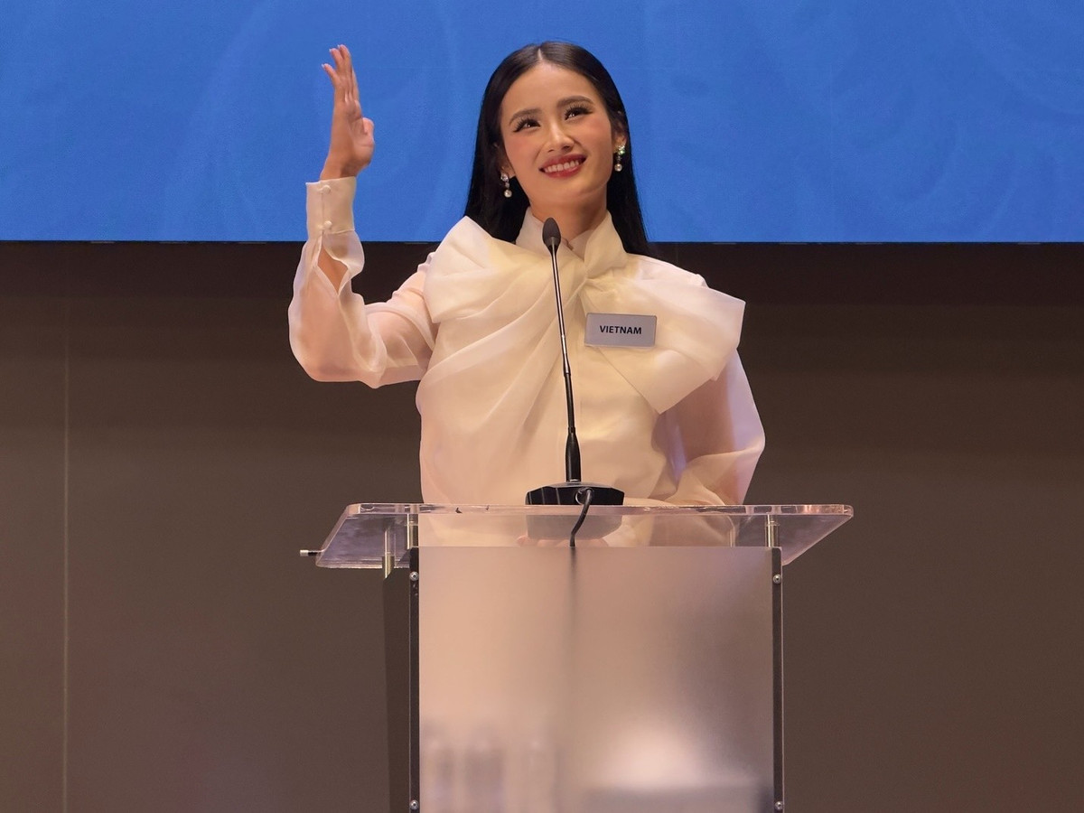 Trong phần giới thiệu bản thân, Ý Nhi chia sẻ rằng cô tự hào khi đại diện Việt Nam đến cuộc thi Miss World. Cô được truyền cảm hứng bởi cam kết của cuộc thi đối với xã hội, đặc biệt là trẻ em và giáo dục. Người đẹp hy vọng dự án "Heart to Head" nhằm hỗ trợ học sinh khó khăn của cô sẽ được lan tỏa rộng rãi thông qua Miss World. Ảnh: Miss World.