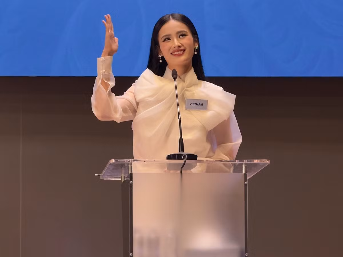 Trong phần giới thiệu bản thân, Ý Nhi chia sẻ rằng cô tự hào khi đại diện Việt Nam đến cuộc thi Miss World. Cô được truyền cảm hứng bởi cam kết của cuộc thi đối với xã hội, đặc biệt là trẻ em và giáo dục. Người đẹp hy vọng dự án "Heart to Head" nhằm hỗ trợ học sinh khó khăn của cô sẽ được lan tỏa rộng rãi thông qua Miss World. Ảnh: Miss World.