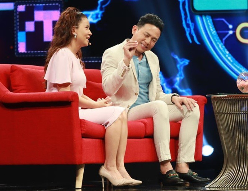 Hữu Tiến chia sẻ trên Thời Đại Plus, khi Ngọc Trinh đi học ở Hàn Quốc, anh lo lắng vì nữ diễn viên bị bệnh dạ dày nặng khi ăn đồ cay nóng. Ảnh: Thời Đại Plus.