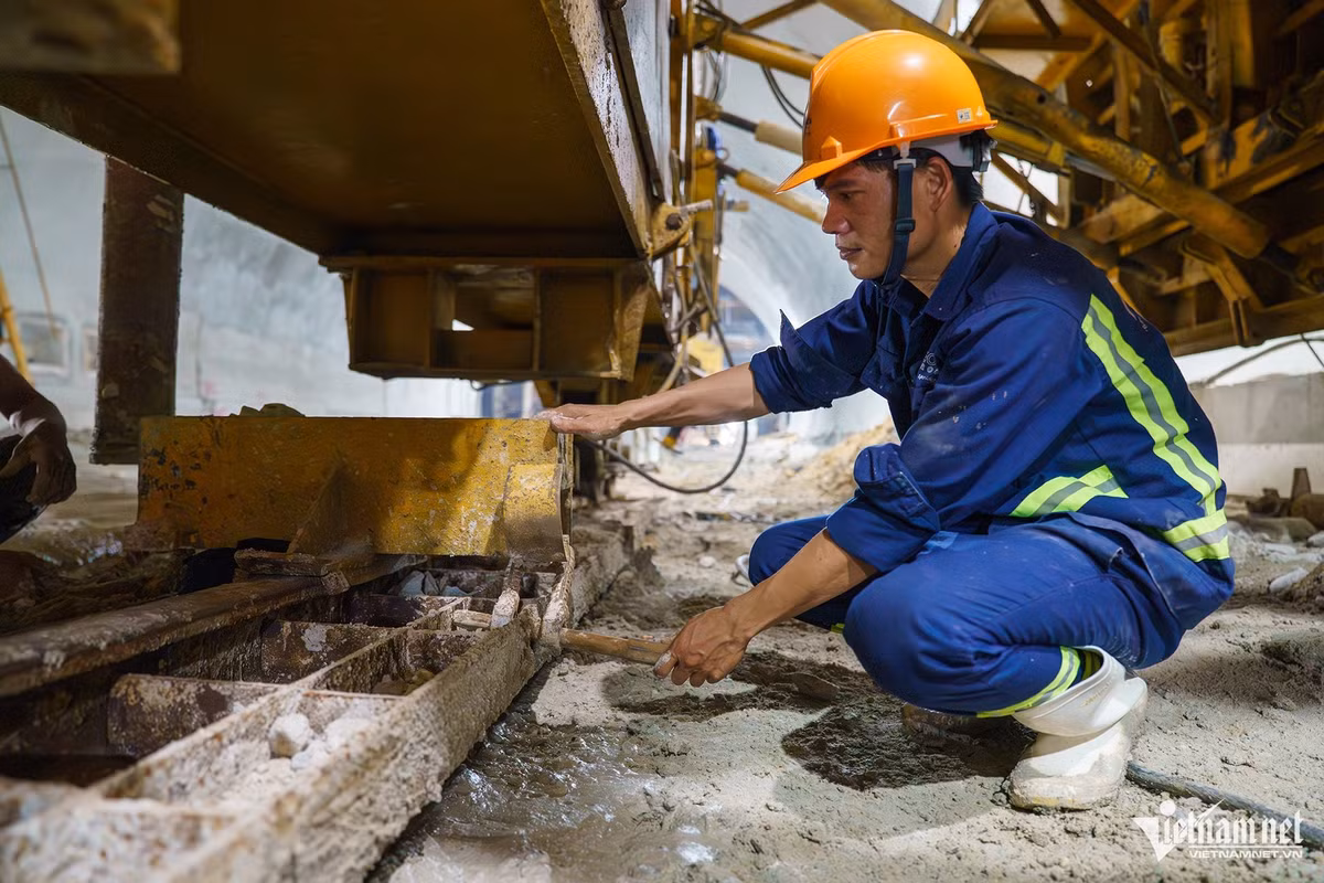 Một kỹ thuật hiện trường gói XL01 cho biết, các anh ngày nào cũng thi công đến 12h đêm.