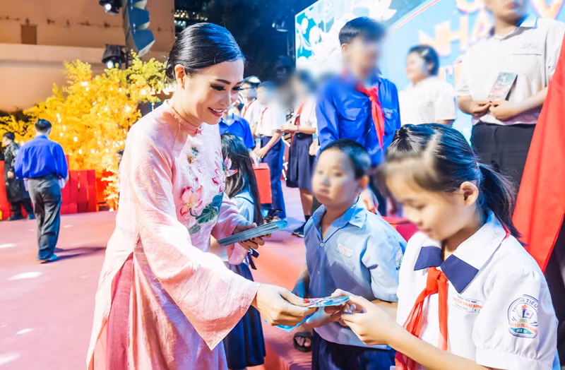 Ca sĩ Phương Thanh cũng tham gia chương trình và trực tiếp trao quà cho các em học sinh. Ảnh: Tiền Phong.