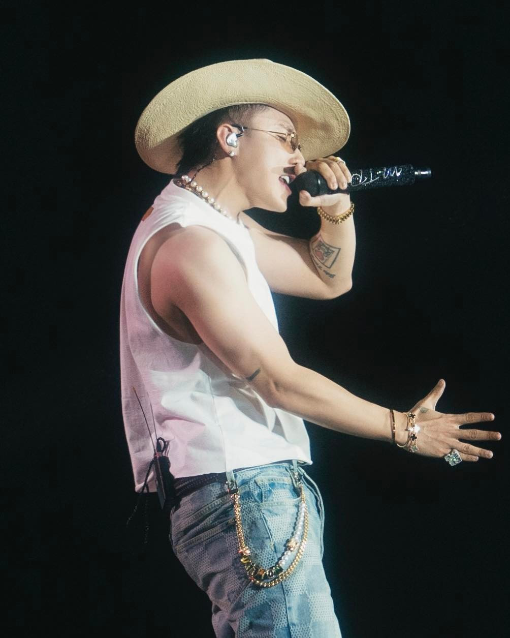 Sơn Tùng M-TP có nhiều người hâm mộ quốc tế. Ngoài ra, anh còn từng được truyền thông Thái Lan, Hàn Quốc khen ngợi.