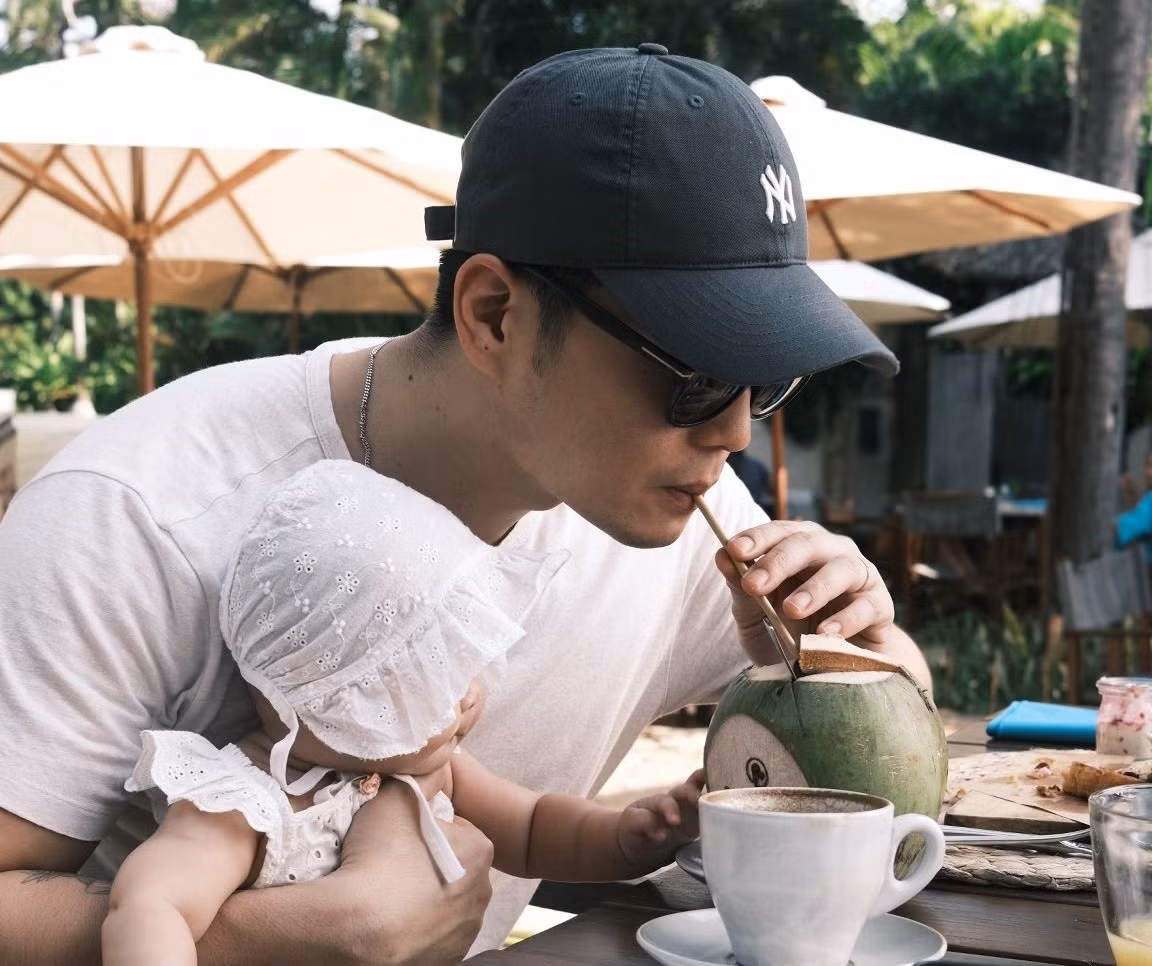 "Này là bánh Bao chứ không phải bánh Gạo nữa đâu ạ", "Bé trộm vía đã quá luôn anh chị ơi", "Trộm vía đôi má bánh bao của em Gạo, cưng xỉu", "Thấy anh gọi hai cục cưng mà thấy hạnh phúc lan tỏa cả gia đình này", bình luận của một số cư dân mạng về gia đình Ngô Thanh Vân.