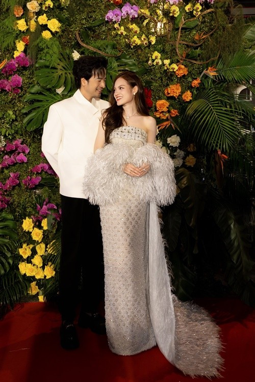 Đoàn Minh Tài cho biết: "7 năm bên nhau, đi qua rất nhiều sự kiện và ánh đèn. Nhưng hôm nay, lần đầu tiên hai đứa được nắm tay nhau thật thoải mái, không e dè, không giấu giếm. Hóa ra hạnh phúc chẳng cần gì lớn lao, chỉ là được ở bên người mình yêu, bình yên và trọn vẹn". Ảnh: FB Đoàn Minh Tài.