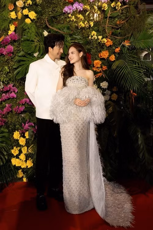 Đoàn Minh Tài cho biết: "7 năm bên nhau, đi qua rất nhiều sự kiện và ánh đèn. Nhưng hôm nay, lần đầu tiên hai đứa được nắm tay nhau thật thoải mái, không e dè, không giấu giếm. Hóa ra hạnh phúc chẳng cần gì lớn lao, chỉ là được ở bên người mình yêu, bình yên và trọn vẹn". Ảnh: FB Đoàn Minh Tài.