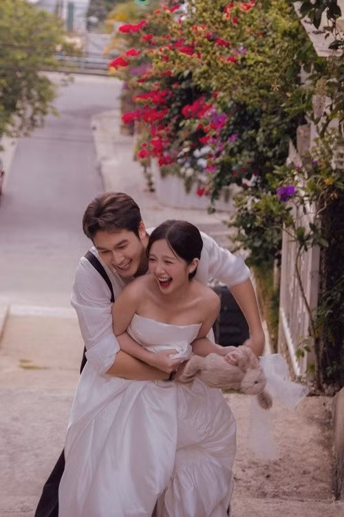 Cặp đôi đã chụp ảnh cưới tại Đà Lạt và Hà Nội. Ảnh: FB Đình Tú.