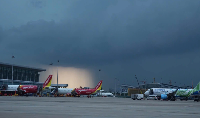 Thời tiết xấu ảnh hưởng đến hoạt động bay tại sân bay Nội Bài. Ảnh: VATM