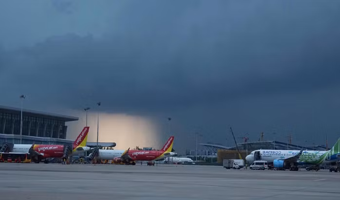 Thời tiết xấu ảnh hưởng đến hoạt động bay tại sân bay Nội Bài. Ảnh: VATM