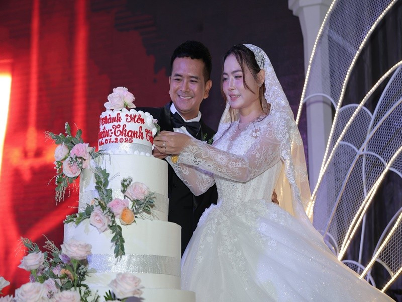 Hùng Thuận được khán giả biết đến rộng rãi qua vai bé An trong phim truyền hình Đất phương Nam. Sau ánh hào quang thời nhỏ, anh trải qua nhiều giai đoạn thăng trầm, thử sức ở cả nghệ thuật lẫn kinh doanh.