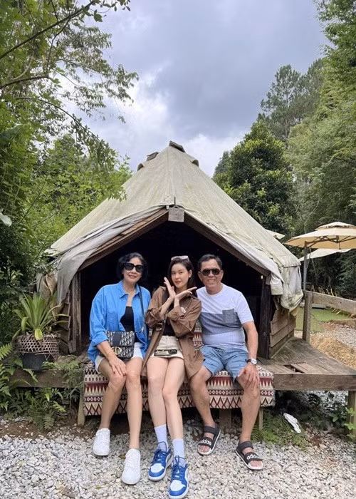 Trương Quỳnh Anh đưa bố mẹ đi du lịch khi đấng sinh thành về nước. Ảnh: Người Đưa Tin.