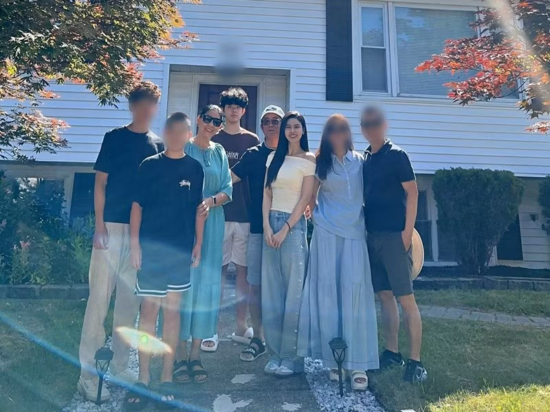 Con trai của Trương Quỳnh Anh cũng sang Mỹ. "Vào một ngày nắng đẹp trời trong, gia đình chúng ta gặp nhau ở Boston. 13 năm mới có dịp đưa Shi qua đây thăm ông bà ngoại", Trương Quỳnh Anh viết. Ảnh: FB Trương Quỳnh Anh.