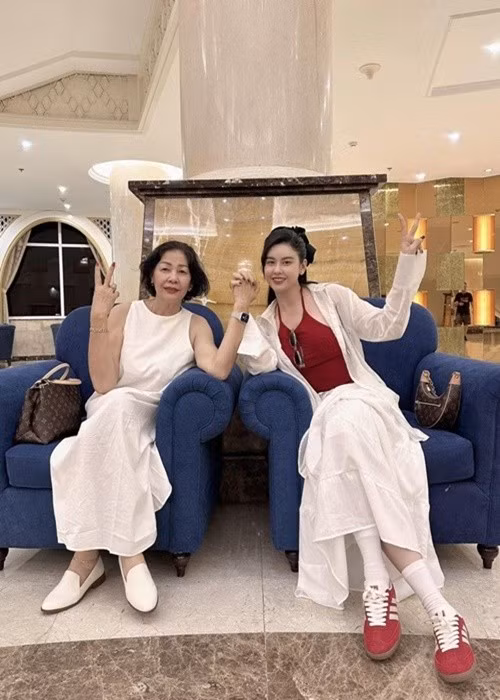 Năm 2024, bố mẹ Trương Quỳnh Anh tiếp tục về Việt Nam thăm gia đình. Ảnh: Người Đưa Tin.