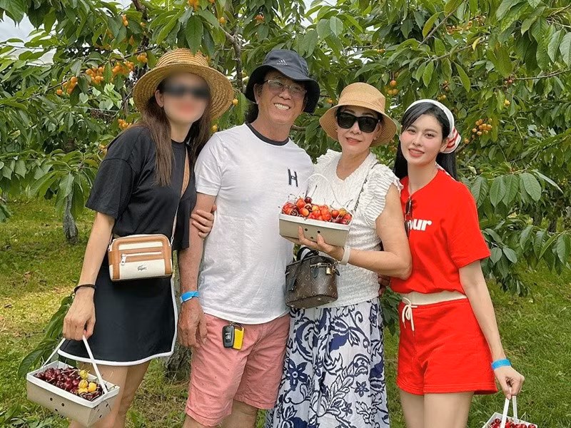 Trương Quỳnh Anh đoàn tụ bố mẹ sau thời gian dài xa cách. Ảnh: FB Trương Quỳnh Anh.