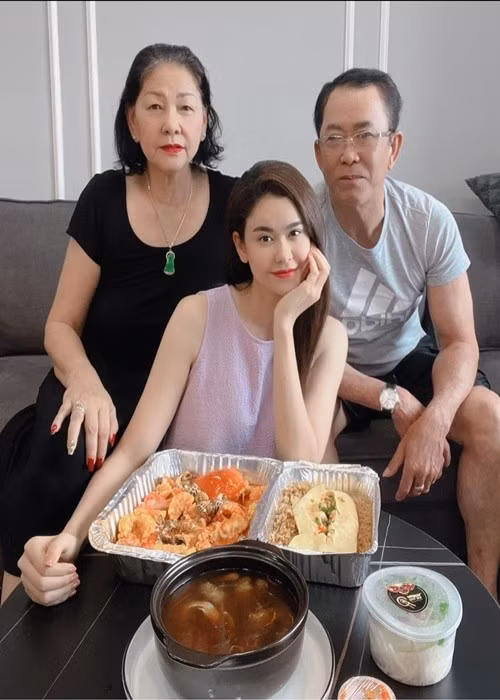Mối quan hệ giữa Trương Quỳnh Anh và bố mẹ ngày càng tốt đẹp. Ảnh: FB Trương Quỳnh Anh.