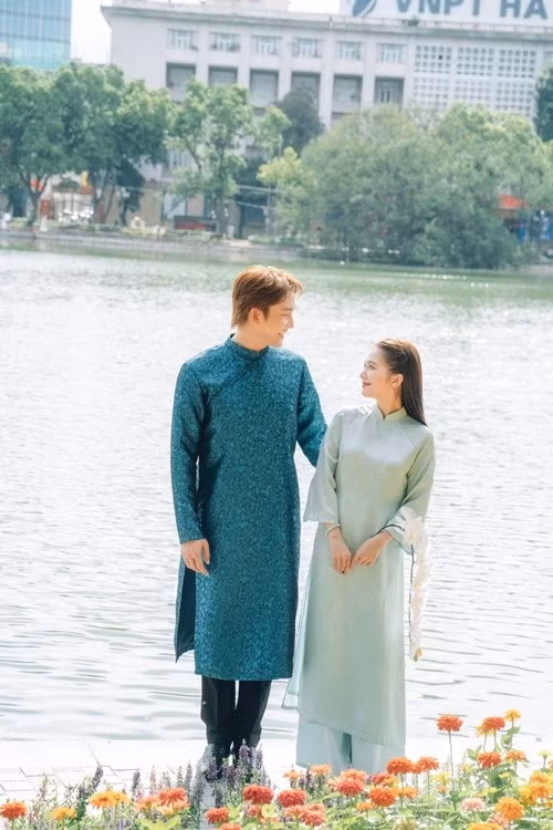 Trong bộ ảnh cưới ở Hà Nội, đôi uyên ương diện áo dài. Ảnh: FB Ngọc Huyền.