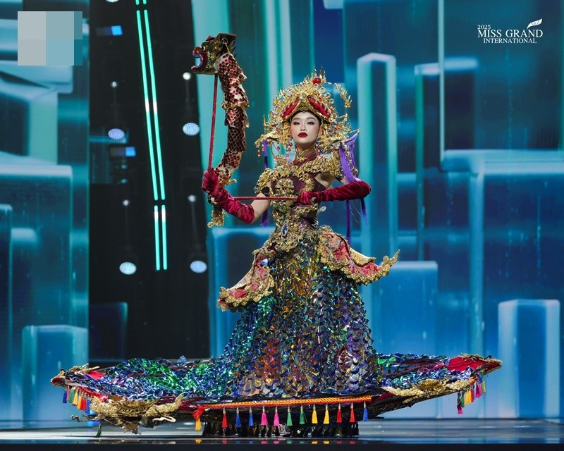 Trước đó, khi trình diễn trang phục, Yến Nhi bắn hoa từ đạo cụ hình rồng. Tuy nhiên, ở Miss Grand International 2025, phần đặc biệt này được lược bỏ đảm bảo an toàn và giúp phần trình diễn chuyên nghiệp hơn. Ảnh: Miss Grand International.