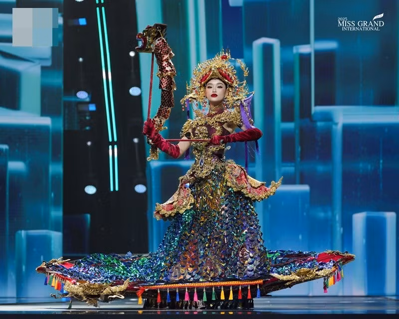 Trước đó, khi trình diễn trang phục, Yến Nhi bắn hoa từ đạo cụ hình rồng. Tuy nhiên, ở Miss Grand International 2025, phần đặc biệt này được lược bỏ đảm bảo an toàn và giúp phần trình diễn chuyên nghiệp hơn. Ảnh: Miss Grand International.