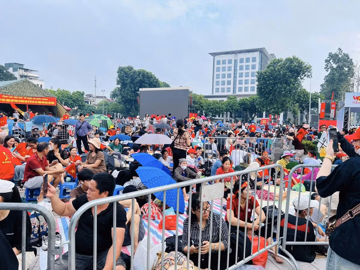 Nhiều du khách, người dân đã phủ kín khắp những tuyến đường gần Quảng trường Ba Đình.