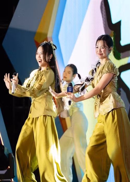 “Đây là người bạn mà tôi chơi thân lúc bước vào cuộc thi Giọng hát Việt nhí mùa đầu. Ngày ấy, tôi nhút nhát và Duyên cũng thế. Có thể vì thế mà cả hai chơi với nhau đến tận bây giờ”, Phương Mỹ Chi chia sẻ trên Vietnamnet. Ảnh: Instagram Phương Duyên.