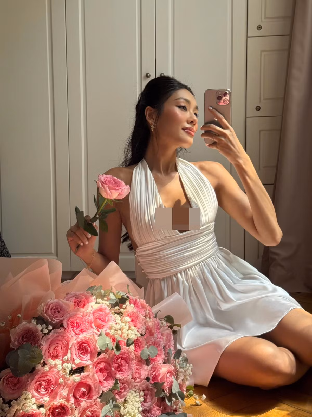 Căn nhà của nàng hậu sử dụng gam màu trắng chủ đạo, thiết kế tối giản nhưng vẫn có điểm nhấn riêng. Ảnh: FB Thảo Nhi Lê.