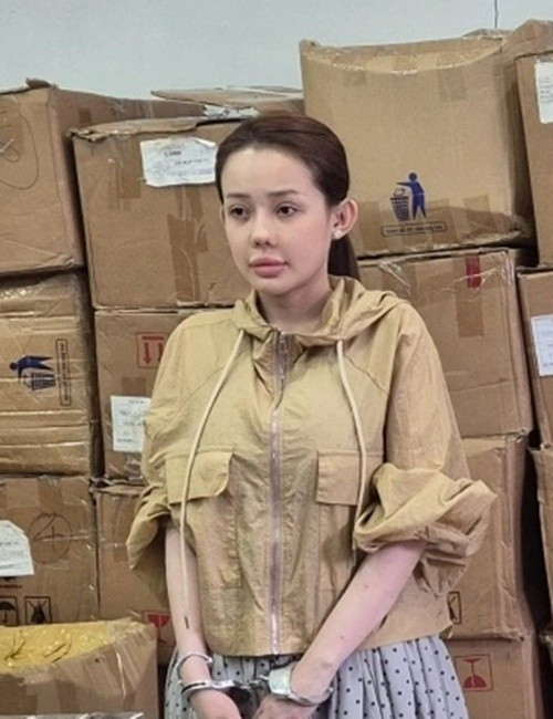 Mới đây, khi bị khởi tố, bắt tạm giam về tội Sản xuất, buôn bán hàng giả là thực phẩm, Ngân 98 lộ mặt mộc nhợt nhạt. Ảnh: VOV.