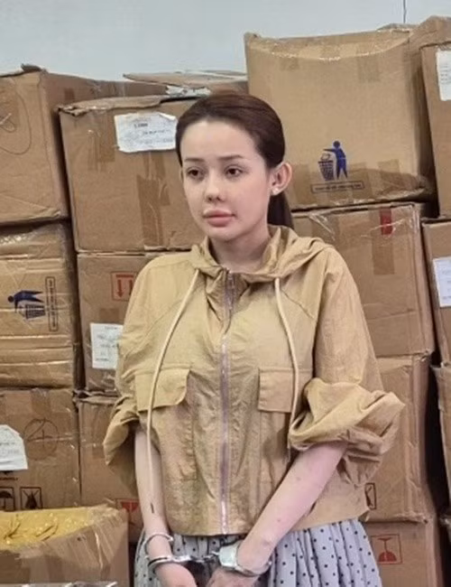 Mới đây, khi bị khởi tố, bắt tạm giam về tội Sản xuất, buôn bán hàng giả là thực phẩm, Ngân 98 lộ mặt mộc nhợt nhạt. Ảnh: VOV.